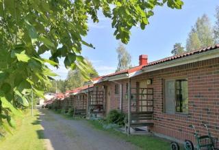 Asuinrakennus valmistunut 1988, huoneistoja 15 kpl, yhteensä 593 hm²