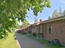 Asuinrakennus valmistunut 1988, huoneistoja 15 kpl, yhteensä 593 hm²