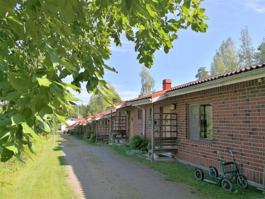 Asuinrakennus valmistunut 1988, huoneistoja 15 kpl, yhteensä 593 hm²